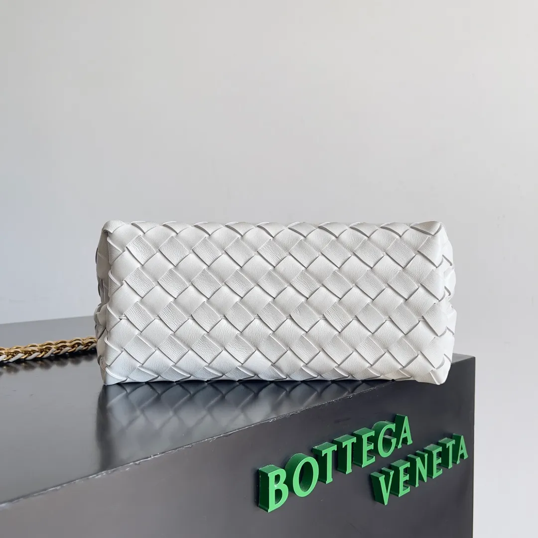 Batch 1960 BOTTEGA VENETA 2024 spring and summer new small ANDIAMO chain bag is also available! 🔥🔥I believe many friends have been waiting for a long time. The metallic chain adds a touch of sophistication to the original softness and elegance of Andiamo. The collision of classic craftsmanship and elegance creates a different kind of beauty. Style number: 786008 Size: 25*22*10.5cm